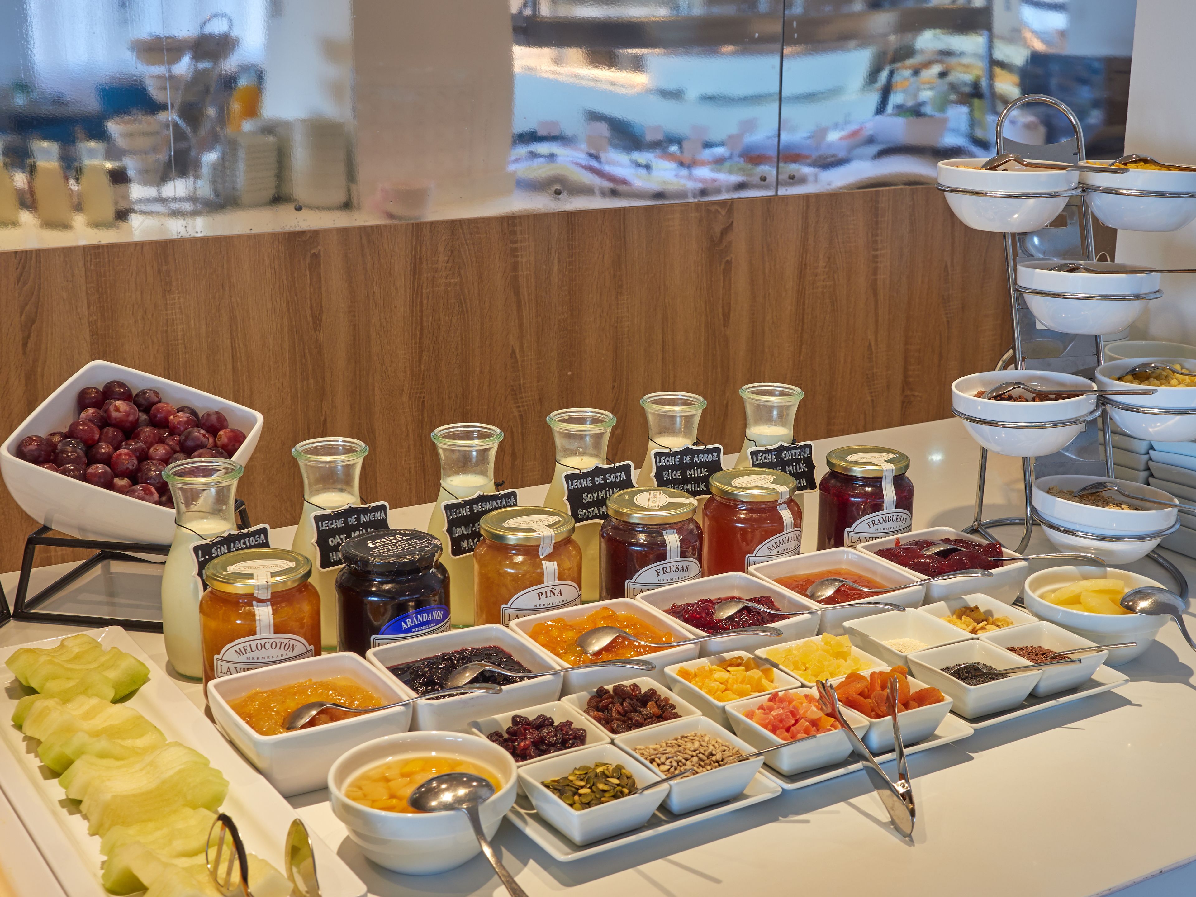 Un bufé de desayuno con diversos alimentos y acompañamientos.
