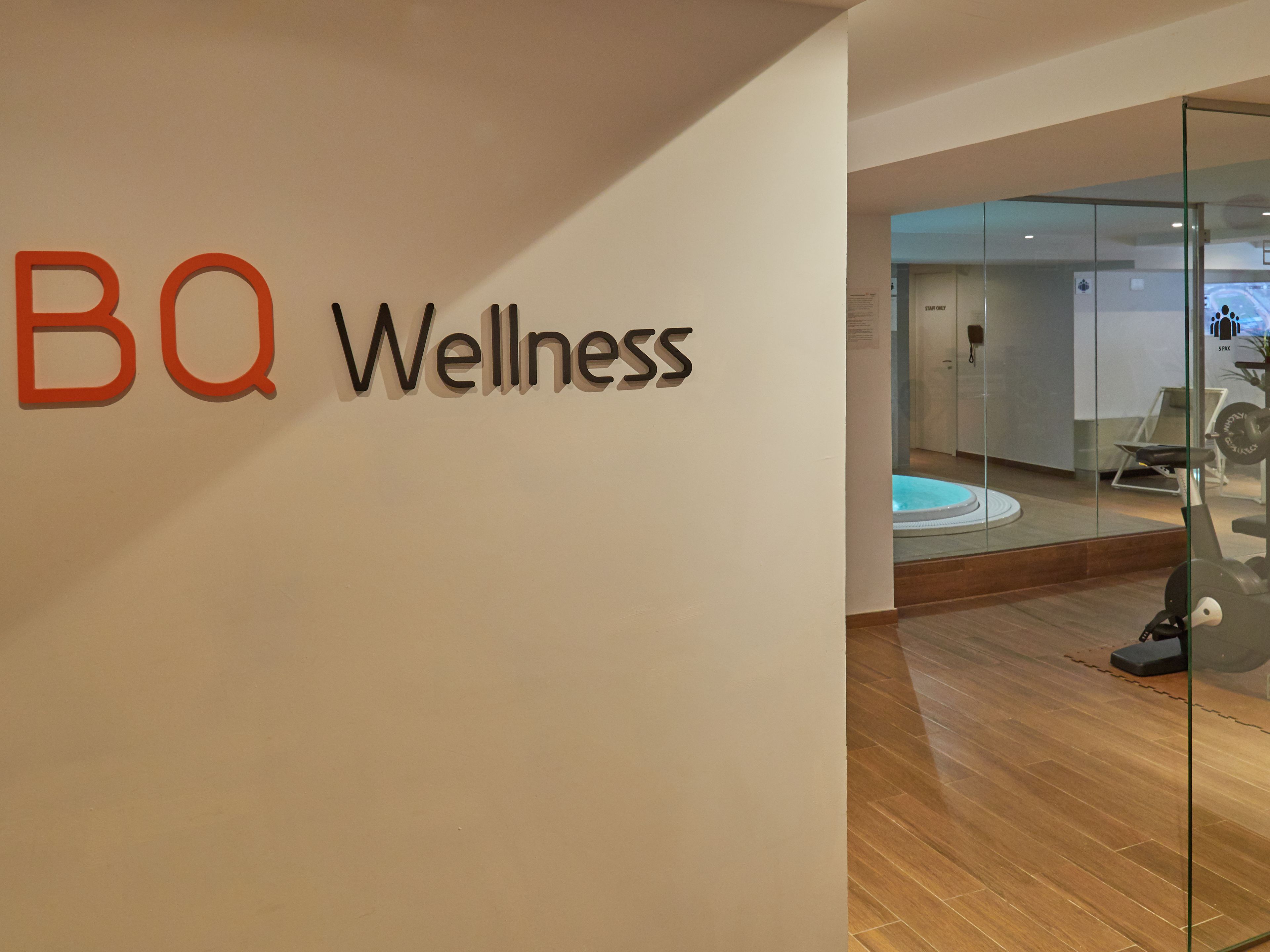 1 treatment room, massages