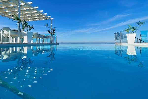 Piscina externa, funciona das 9h às 20h, guarda-sóis, espreguiçadeiras