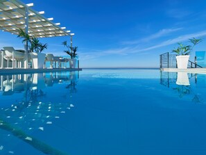 Outdoor pool, open 9:00 AM to 8:00 PM, pool umbrellas, sun loungers - BQ Aguamarina Boutique Hotel (Palma de Mallorca)