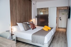 Minibar, in-room safe, desk, soundproofing - BQ Aguamarina Boutique Hotel (Palma de Mallorca)