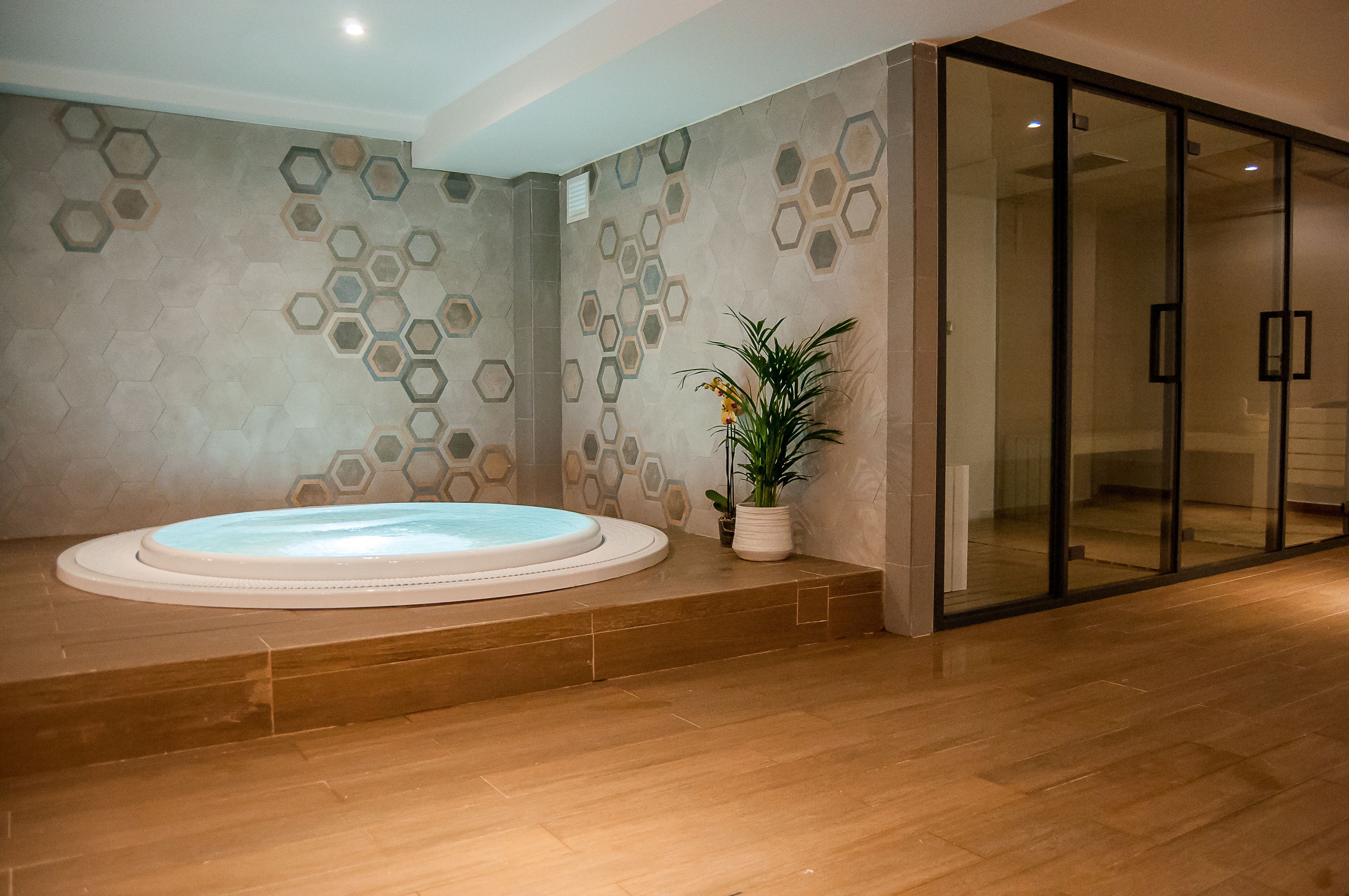 1 treatment room, massages