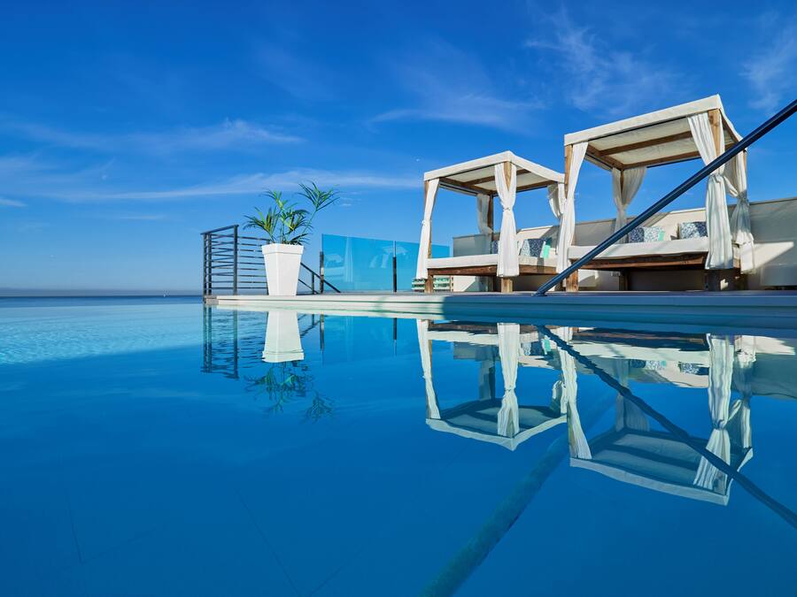 Piscine extérieure, parasols de plage, chaises longues