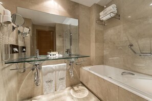 Minibar, in-room safe, rollaway beds, free WiFi - Exe Gran Hotel Almenar (Las Rozas de Madrid)