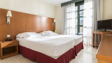 1 dormitorio, minibar, caja fuerte y camas supletorias