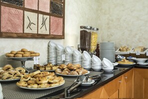 Buffet breakfast on weekdays (EUR 13 per person)
