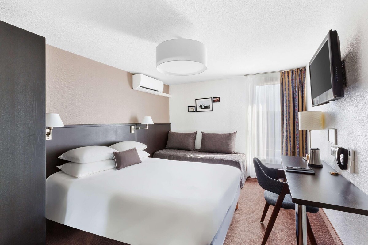 Premium bedding, Select Comfort beds, desk, laptop workspace