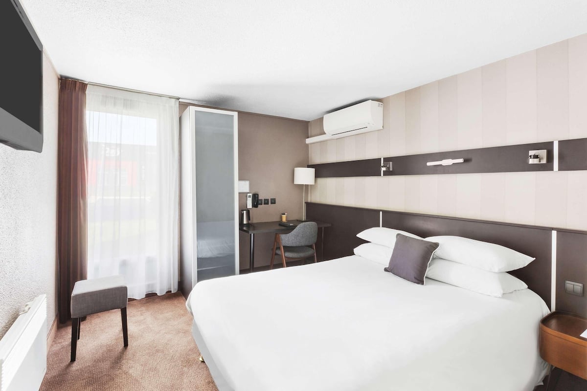 Premium bedding, Select Comfort beds, desk, laptop workspace