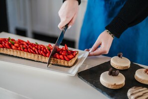 Breakfast, lunch, dinner served; French cuisine 