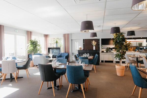 Breakfast, lunch, dinner served; French cuisine 