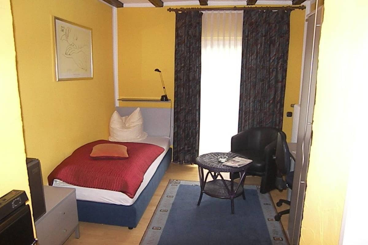 Een kluis op de kamer, een bureau, gratis babybedden, extra bedden