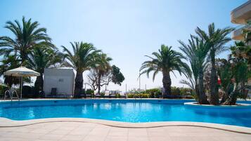 Piscina a l'aire lliure de temporada i gandules
