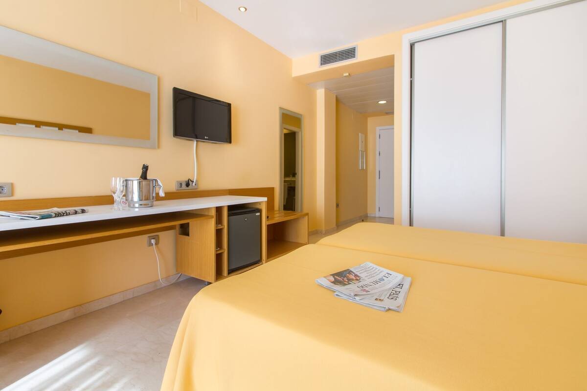 Minibar, desk, WiFi