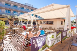 Swim-up bar - Hotel Mediterraneo Benidorm (Benidorm)