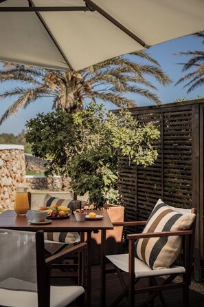 Doppelzimmer, Terrasse | Zimmersafe, kostenlose Babybetten, kostenloses WLAN, Bettwäsche