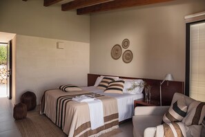 Doppelzimmer, Terrasse | Zimmersafe, kostenlose Babybetten, kostenloses WLAN, Bettwäsche