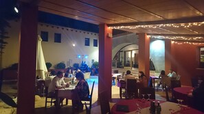 Breakfast and dinner served  - Fincahotel Cases de Sant Jaume (Teulada)