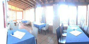 Tägliches Frühstücksbuffet (8.50 EUR pro Person)