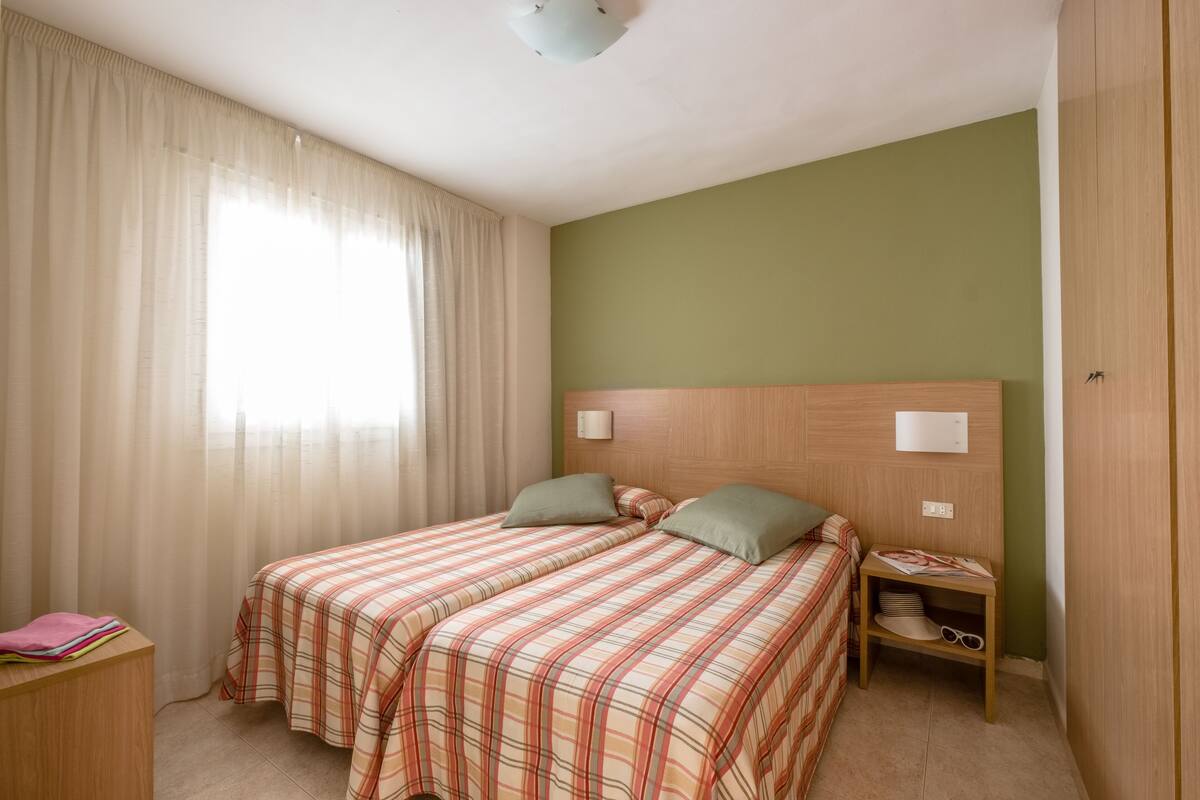 2 bedrooms, down comforters, in-room safe, blackout drapes