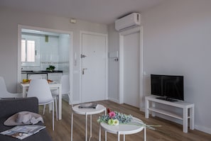 32-inch LED TV with satellite channels, TV - Apartamentos California (Salou)