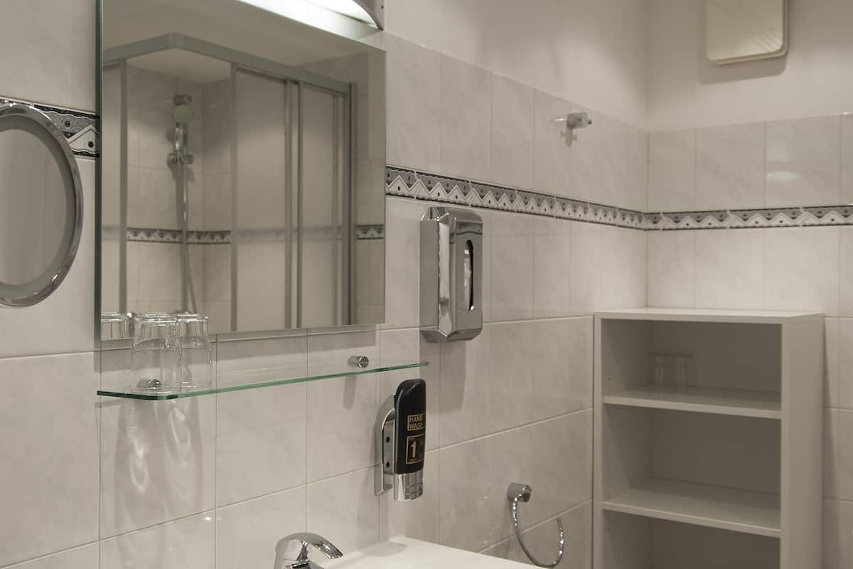 double room | bathroom | free toiletries, hair dryer, towels