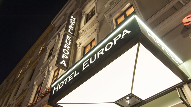 A hotel sign with "HOTEL EUROPA" and "HOTEL EUROPA" in Cyrillic script. - Hotel Europa (Görlitz)