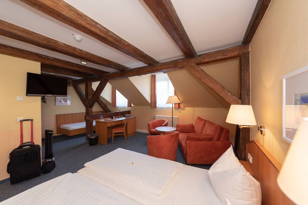 double room | living area | flat-screen tv