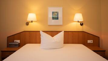Single Room | Living area | Flat-screen TV