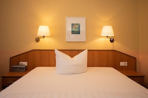 Single Room | Living area | Flat-screen TV