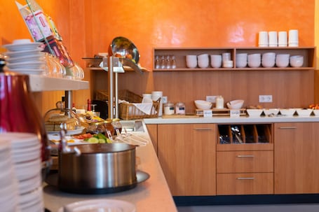 Desayuno buffet incluido todos los días . Hotel Europa