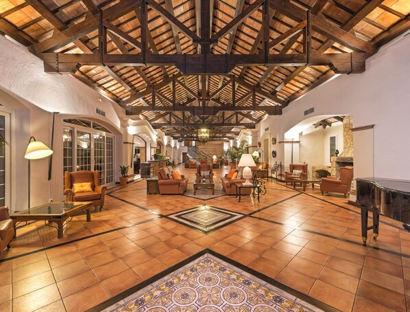 Coin salon dans le hall