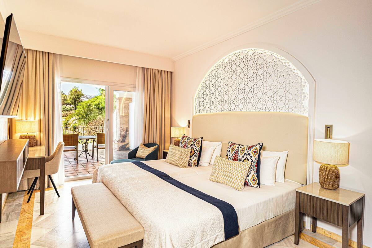 deluxe room | 1 bedroom, minibar, in-room safe, desk