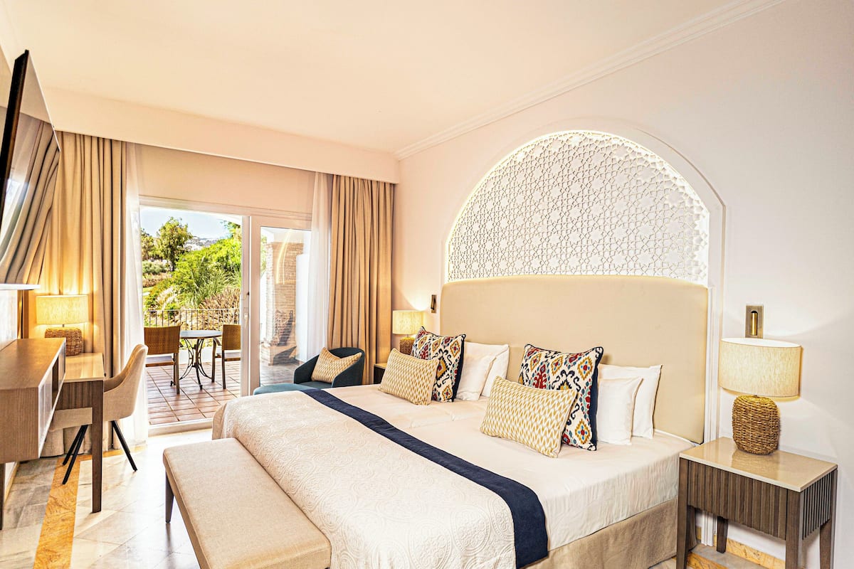 Deluxe Room | Minibar, in-room safe, desk, blackout curtains