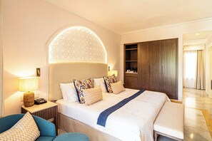 Kamar Deluks | Minibar, brankas, meja kerja, dan tirai kedap cahaya