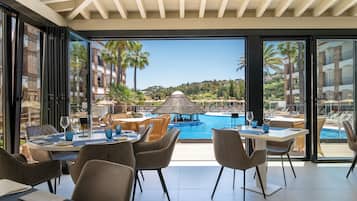 4 restaurants servant le petit déjeuner, le déjeuner et le dîner