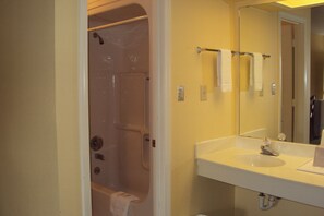Habitación clásica | Baño | Tina con regadera, secadora de cabello, toallas 