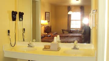 Combined shower/tub, hair dryer, towels