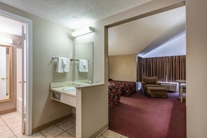 Desk, blackout drapes, iron/ironing board, free WiFi - Green Valley Motel (Pigeon Forge)