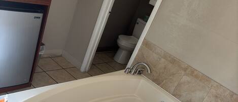 Un baño con bañera, inodoro y lavamanos.