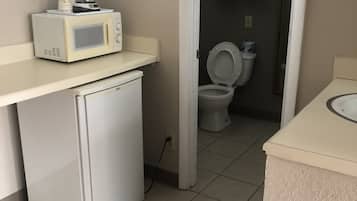 Deluxe Room, 1 King Bed | Bathroom | Combined shower/bathtub, hair dryer, towels