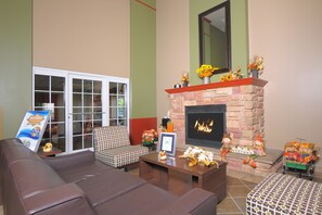 Lobby sitting area - The Resort at Governor's Crossing (Sevierville)