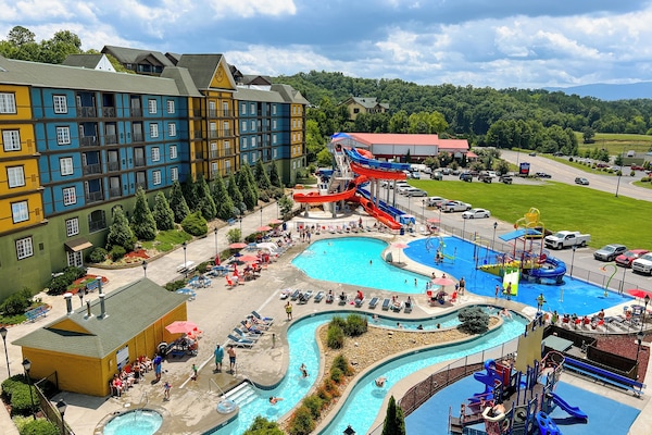 Alberca techada, acceso de 09:00 a 22:00, y camas balinesas (con cargo)