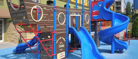 Un parque infantil con tobogán y estructuras para escalar.