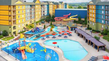 Alberca techada, acceso de 09:00 a 22:00, y camas balinesas (con cargo)