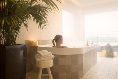 Un sauna, una bañera de hidromasaje