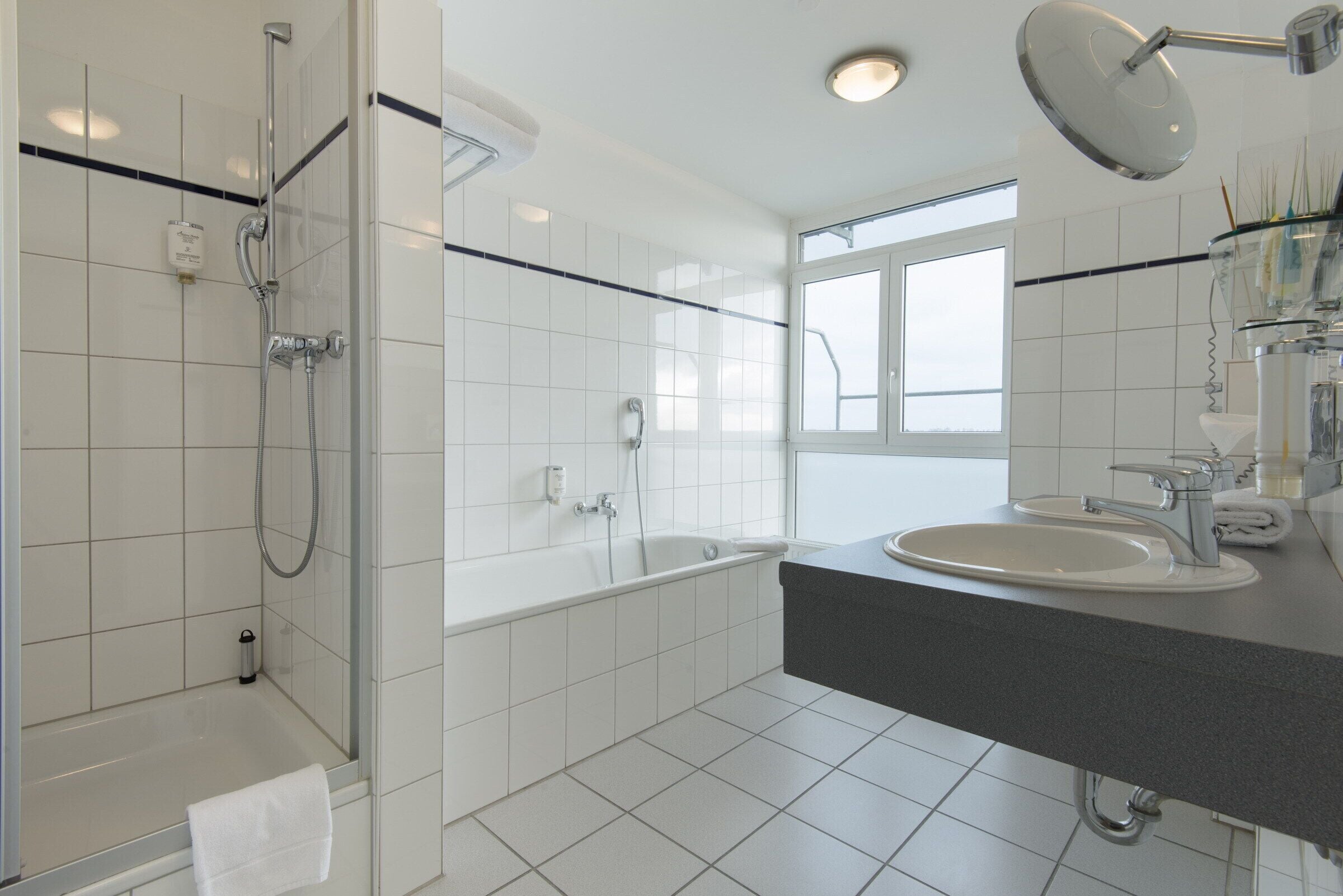deluxe double room | bathroom | combined shower/bathtub, free toiletries, hair dryer, towels