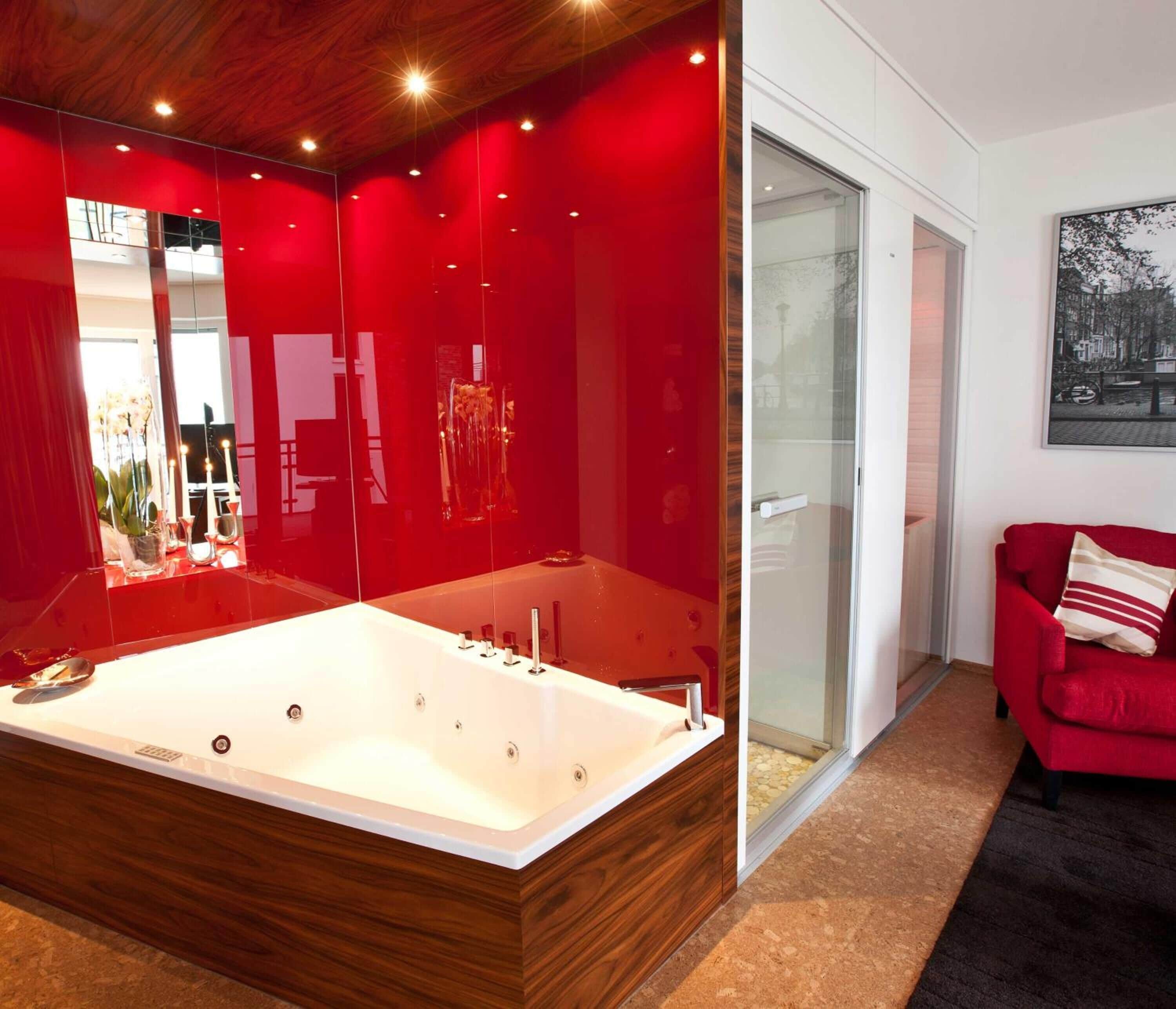 exclusive suite (wellness suite) | bathroom | combined shower/bathtub, free toiletries, hair dryer, towels