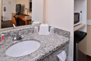In-room safe, desk, laptop workspace, iron/ironing board - Econo Lodge Kennewick Tri-Cities (Kennewick)