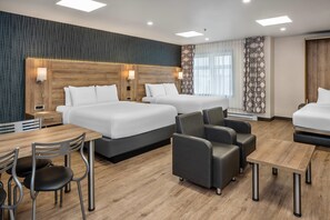 Suite, Plusieurs lits, non-fumeur (Upgrade) | Literie de qualité, bureau, espace de travail pour ordinateurs portables