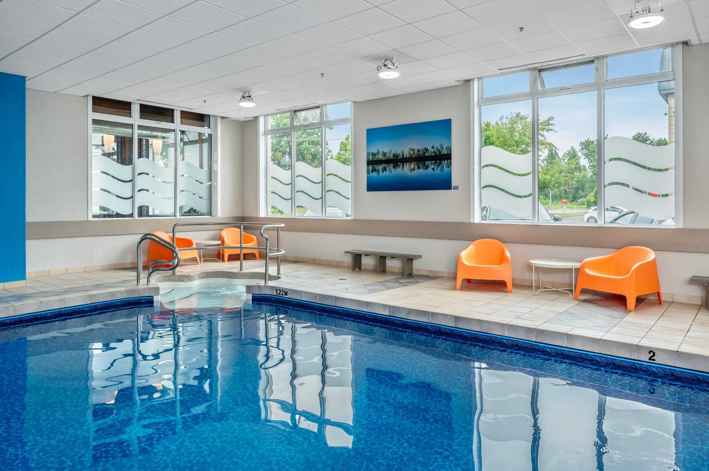 Indoor pool, sun loungers